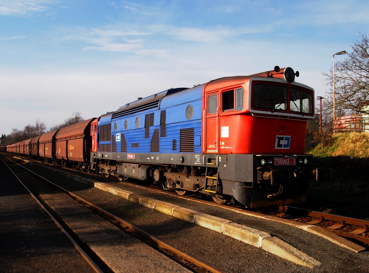  755 002-3 mit Güterzug in Bahnhof Kladno Ostrovec am 16.1.2015.