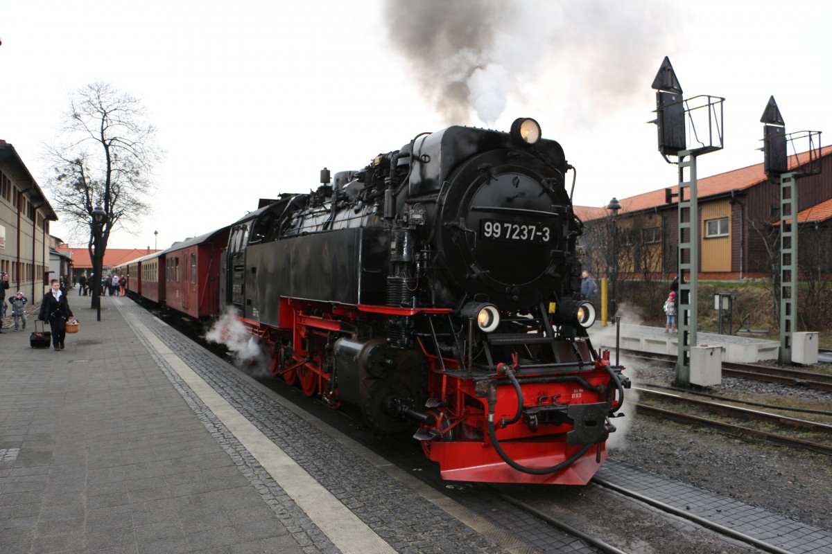  99 7237 3 auf dem Weg zum Brocken im Startbahnhof Wernigerode am 21.03.2015