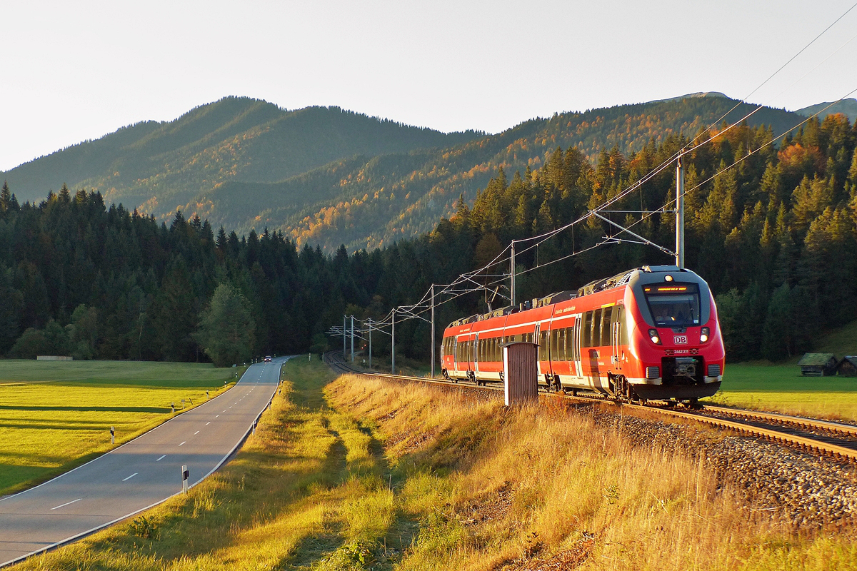 . Abendstimmung - Die tiefstehende Sonne des 04.10.2015 taucht die Mittenwaldbahn zusammen mit dem Hamster in ein goldenes Licht. 2442 211 war als RB Mnchen Hbf - Innsbruck Hbf in Mittenwald, am Quicken unterwegs. (Jeanny)