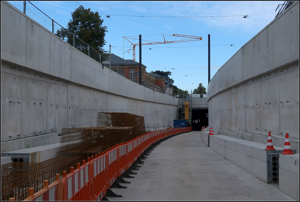 . Abwärts -

Die flache Stadtbahn/Straßenbahnrampe in der Ettlinger Straße in Karlsruhe.

16.09.2017 (M)