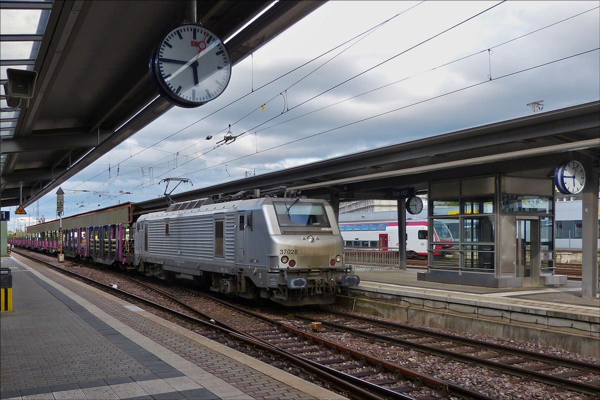 . Akiem Lok 37028 durchfährt am 10.09.2017 mit einem GZ den Bahnhof von Trier.