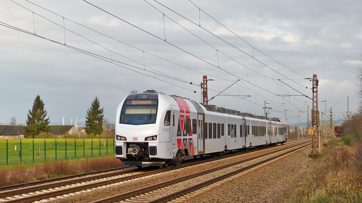 . Als DB Regio SWEX und CFL KISS noch solo unterwegs waren - Ein 5-teiliger FLIRT 3 (SWEX) der DB Regio fhrt am 20.12.2014 am Kraftwerk in Ensdorf vorbei auf seiner Reise von Koblenz Hbf nach Mannheim Hbf. (Hans)