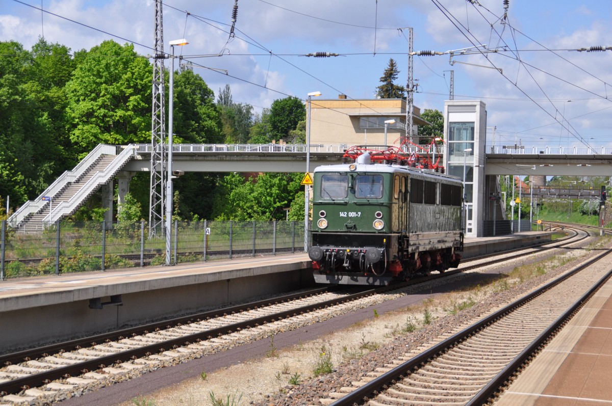  am 13.05.2015 durchfährt dieses Schmuckstück den Bahnhof Bad Belzig. Kurzer Stopp am Ausfahrsignal und weiter geht es nach Seddin.