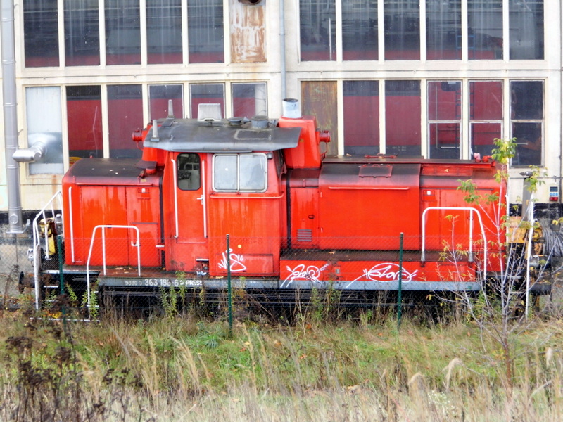  Am 22.10.2014 in Espenhain die 363 196-6 von der Press und dar hinter stete die ex DB 140 845  mit neuer Nummer  140 008-6 bei der Press noch in Rot .  	