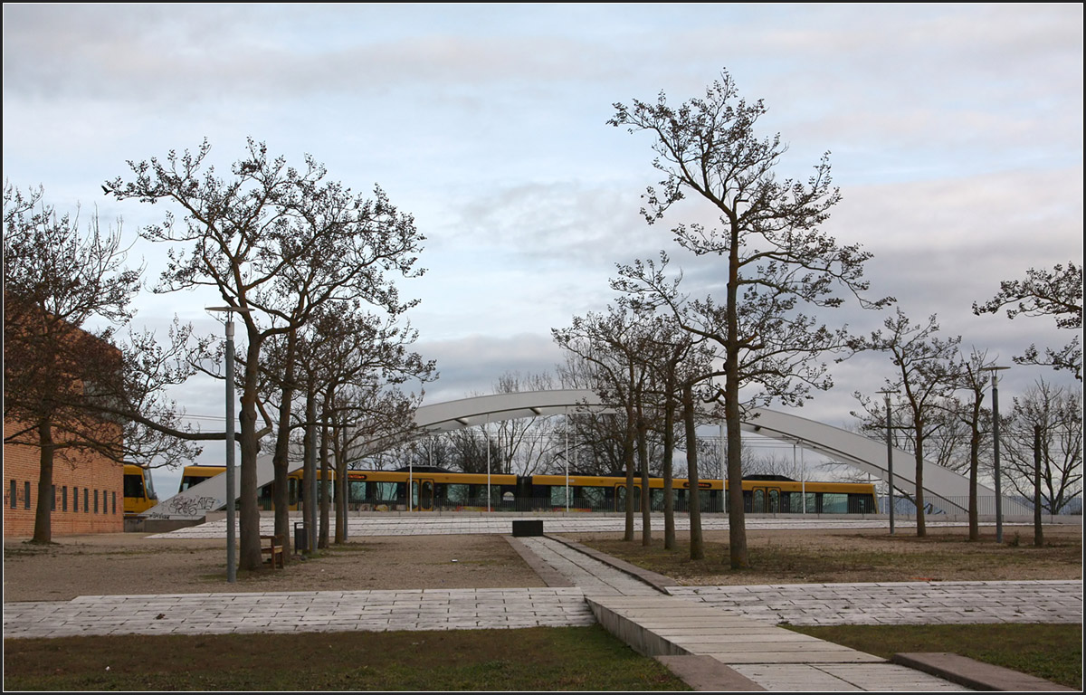 . Am Ende des Parks quert die Stadtbahn -

Stadtbahnzug auf der Weißen Brücke in Ostfildern-Scharnhauser Park.

War in der internen Diskussion, verständlich bei der nur teilweise sichtbaren Stadtbahn.

12.12.2015 (M)