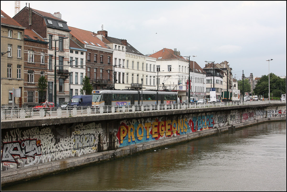 . Am Kanal entlang -

Blick von Molenbeek-Saint-Jean über den Kanal Brüssel-Charleroi hinüber nach Brüssel mit einer hochflurigen Straßenbahn auf der Linie 51.

23.08.2016 (M)