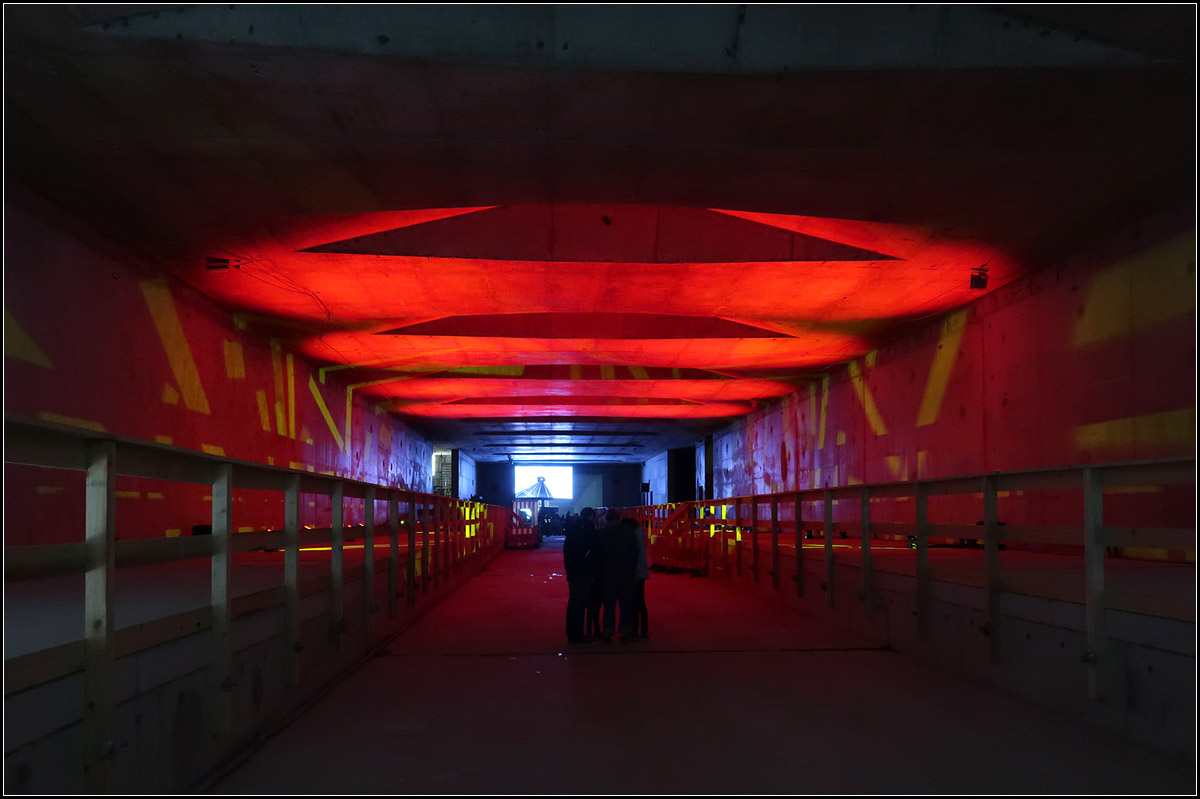 . Am Kongresszentrum -

Die zukünftige U-Haltestelle Kongresszentrum liegt ein einfacher Tieflage. In der Decke wird über Oberlichter Tageslicht auf den Bahnsteig fallen. Tag der offenen Baustelle in Karlsruhe.

16.03.2017 (M)
