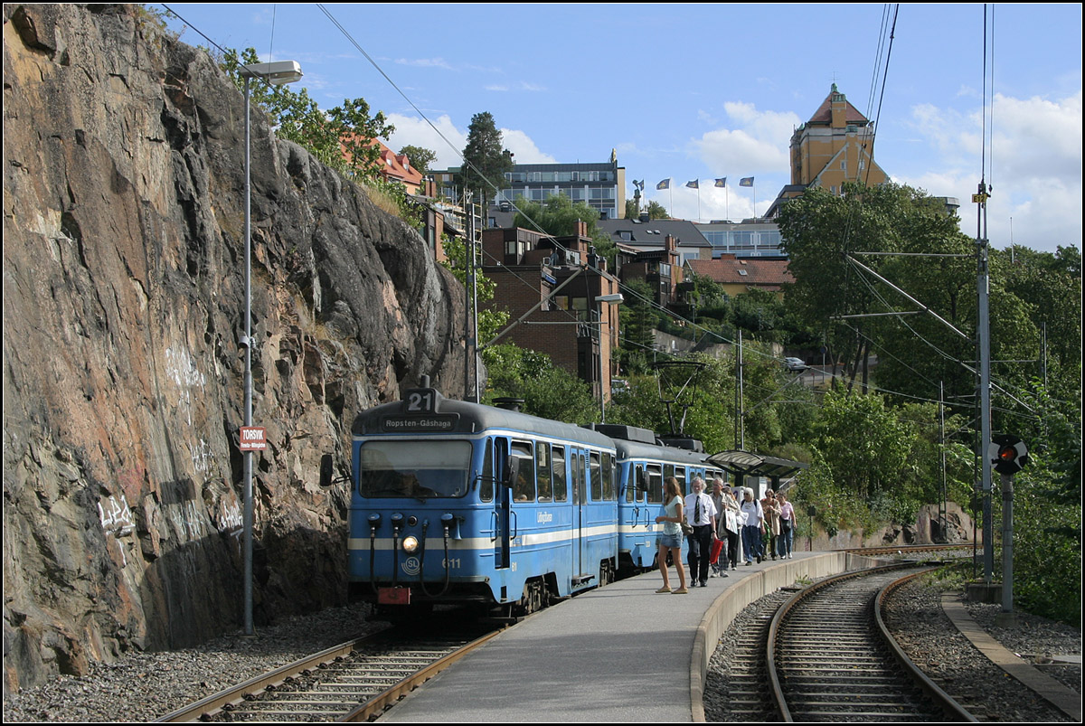 . An der Felswand -

Lidingöbanan, Haltestelle  Torsvik . Der Zug wird gleich über die Gamla Lidingöbron zur Endhaltestelle  Ropsten  weiterfahren.  

25.8.2007 (M)