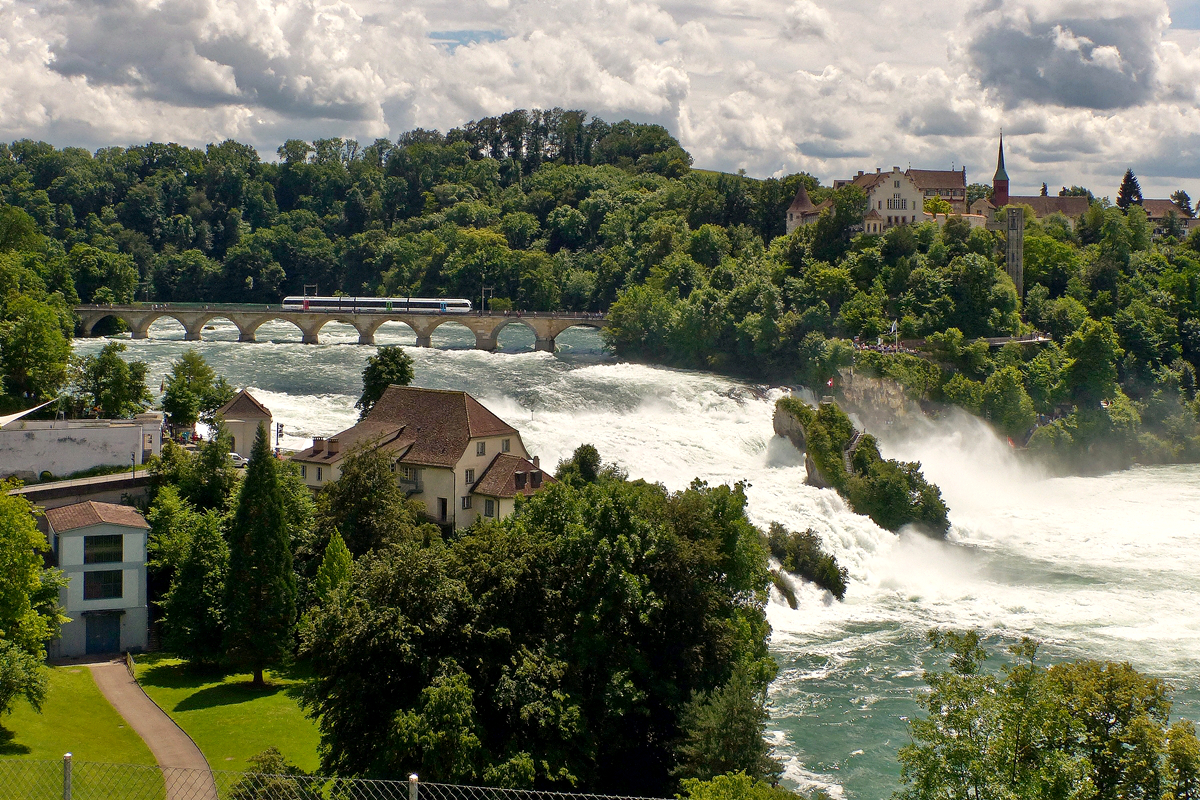 . An der neuen Haltestelle in Neuhausen hat man eine tolle Aussicht auf den Rheinfall und den Stadler GTW 2/6 (RABe 526) der Thurbo AG, welcher auf seiner Reise von Schaffhausen nach Winterthur die Brcke ber den Rheinfall befhrt. 18.06.2016 (Jeanny)