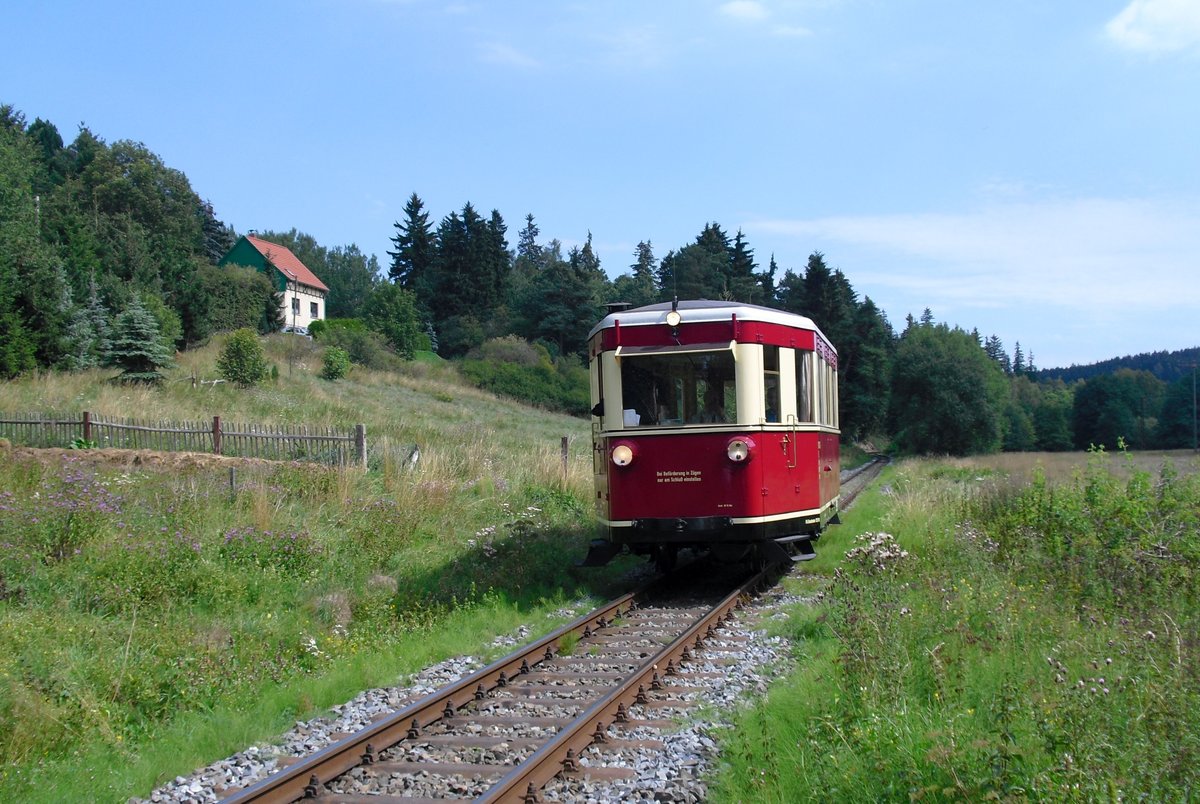  An der Ortseinfahrt Straßberg bot sich nunmehr dieses Motiv des (stehenden) T 1 mit Blickrichtung Silberhütte/A. 18.08.2011