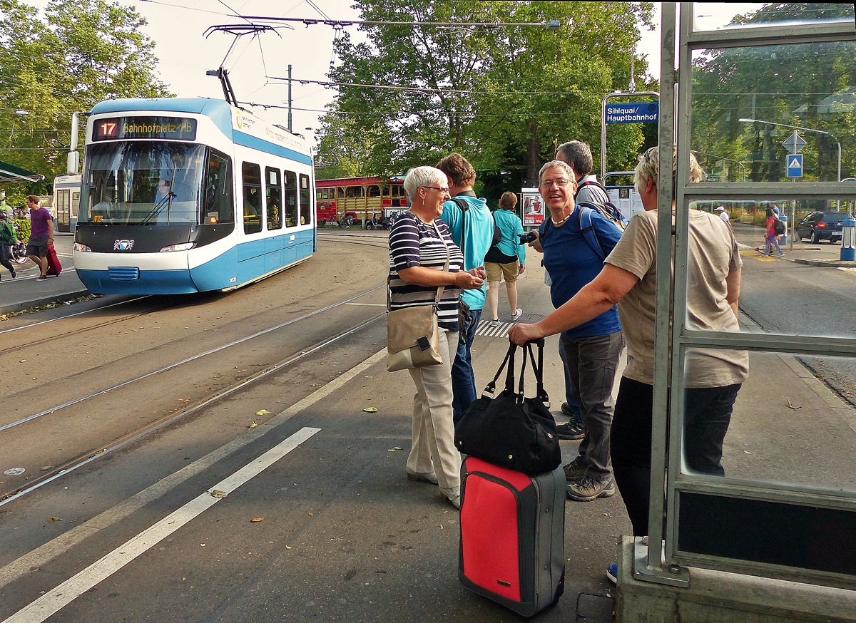 . Ankunft der BB Fotografen in Zrich - Auch wenn der Anlass des Treffens der kleinen Bahnbilder Delegation traurig und wemtig war (Gedenkfeier fr einen lieben Freund, der den Kampf gegen den Krebs leider verloren hat), so blitzte doch gelegentlich die bliche gute Laune auf. An der Haltestelle Sihlquai/Hauptbahnhof warten die Fotografen am 06.06.2015 auf die Straenbahn, whrend die VZB Cobra Tram (Be 5/6) N 3031 der Linie 17 die Haltestelle erreicht. (Jeanny)