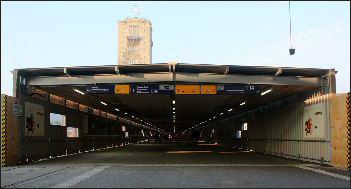 . Auf den ersten Blick wie eine Straßentunnel-Einfahrt -

Überdachter Weg vom Stuttgarter Bahnhofsgebäude zu den verlegten Bahnsteigen.

07.09.2014 (Matthias)