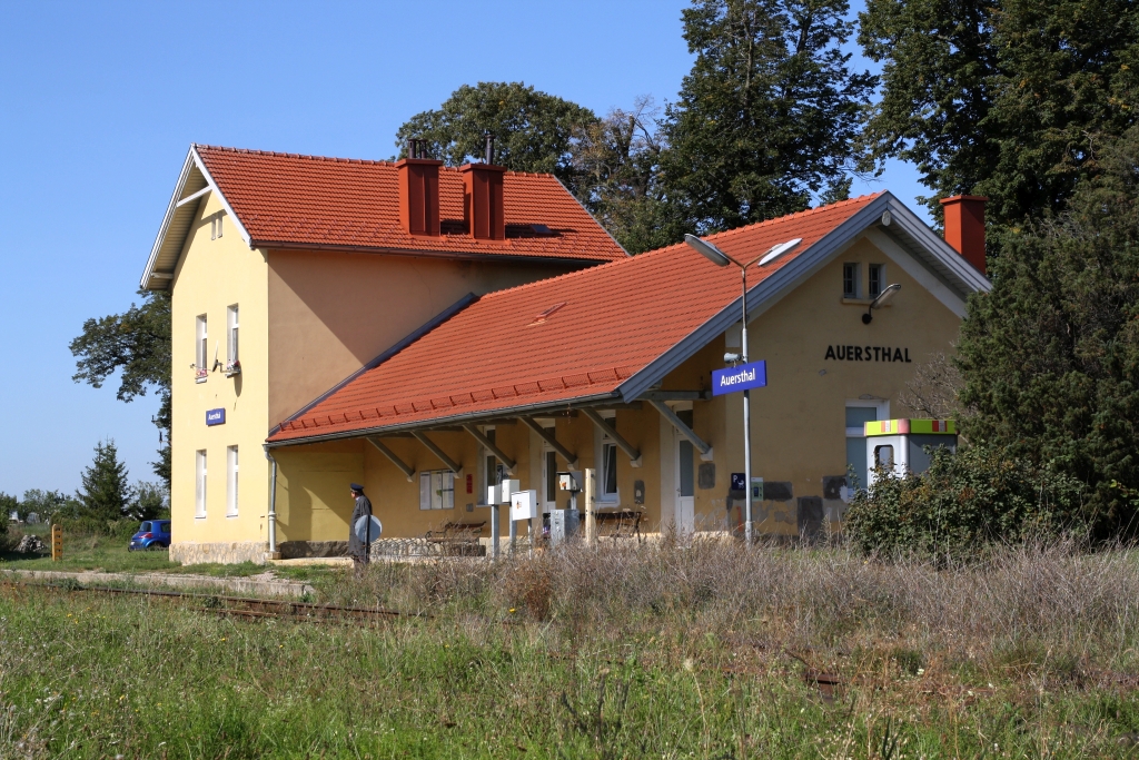  
Aufnahmsgebäude des Bahnhof Auersthal am 15.September 2019.