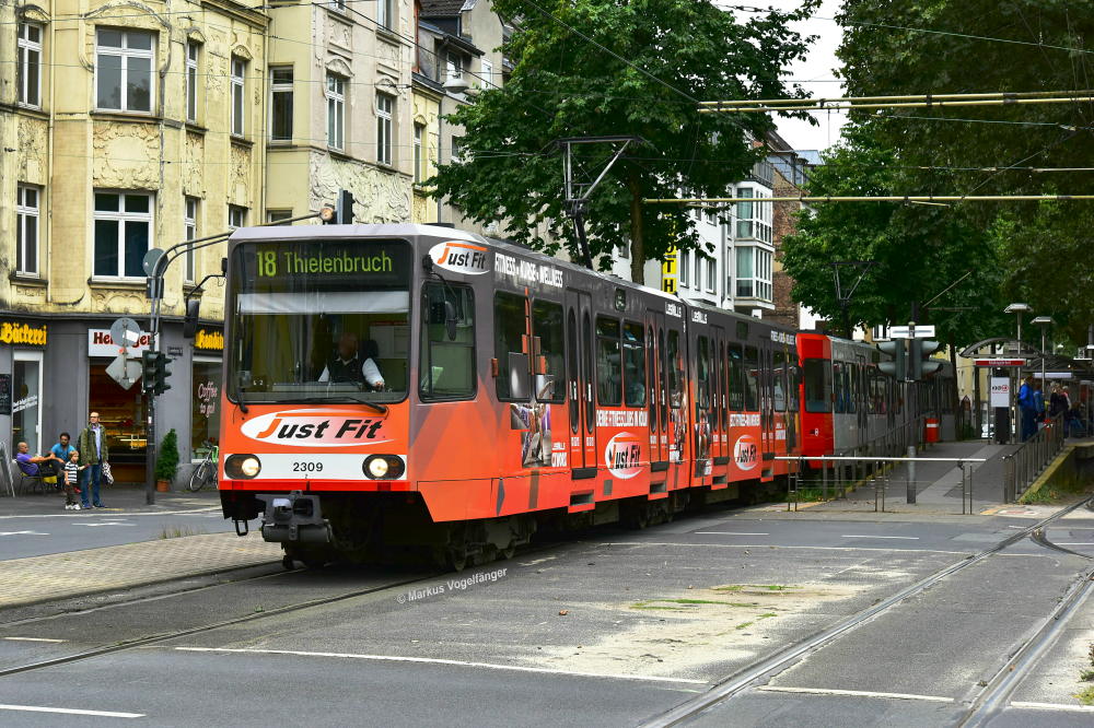  B-Wagen 2309 wurde eine neue Ganzreklame  Just Fit  angebracht, nachdem die alte Ganzreklame  Just Fit  entfernt wurde. Hier zu sehen auf der Kreuzung Luxemburger Str./Gürtel am 22.08.2016. 