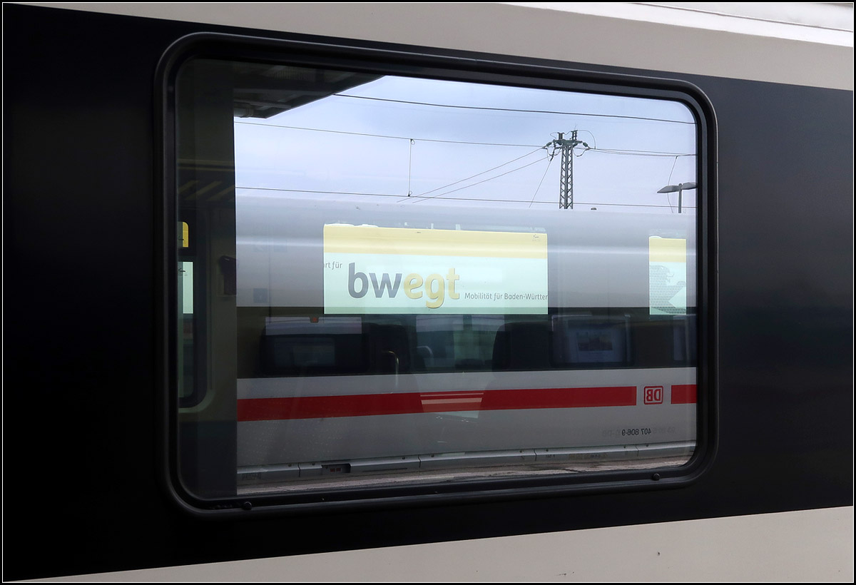 . Baden-Württemberger Regionalverkehr und DB-Fernverkehr im Schweizer IC vereint -

Spieglung eines Velare D und Durchblick zum Talent 2 im Stuttgart Hauptbahnhof.

19.02.2018 (M)

