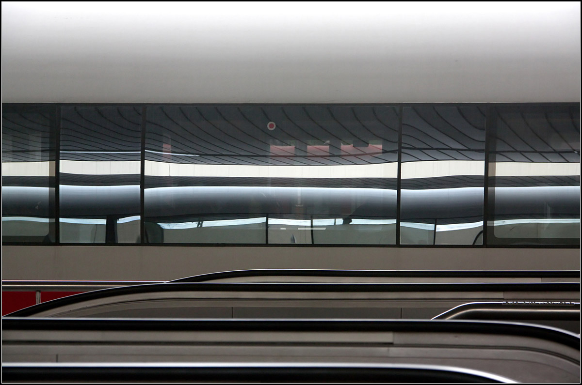 . Bahnbild abstrakt -

Zwei im Hauptbahnhof Mannheim aufgrund einer Stellwerkstörung zunächst mal liegengebliebene ICEs vor dem Rolltreppenabgang zur Bahnsteigunterführung. Während der Wartezeit auf die Weiterfahrt entstand diese Bild aus dem im ICE 3 gespiegelten ICE 1.

30.06.2016 (M)