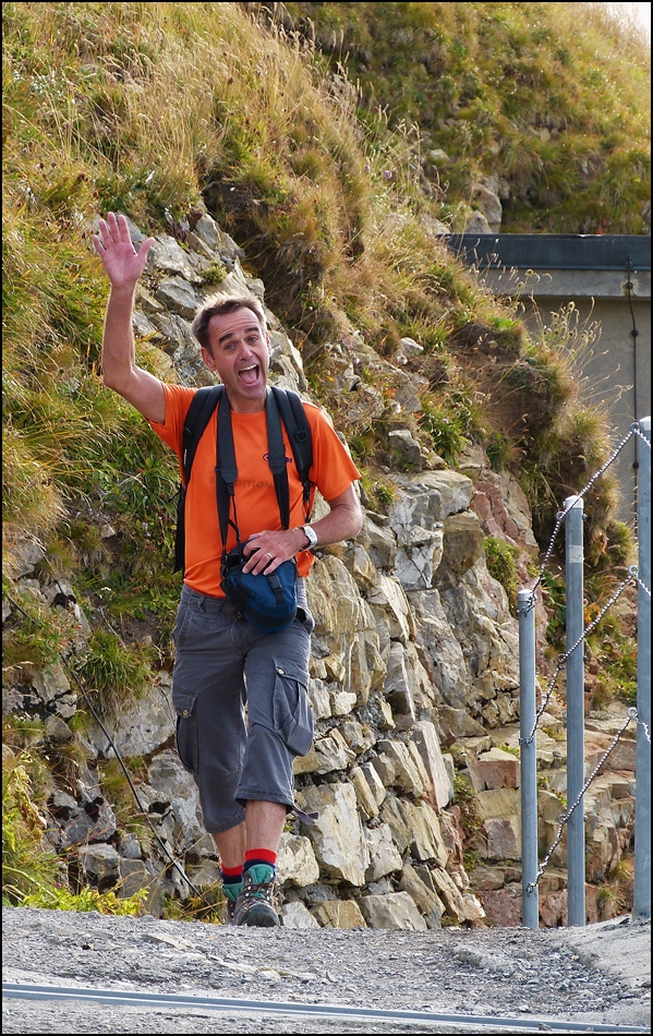 . Bahnbildergipfeltreffen in Brienz - Heinz kommt von seiner morgendlichen Fototour nach Rothorn Kulm zurck, um die soeben angekommenen BB Fotografen zu begren. 28.09.2013 (Jeanny) 

An dieser Stelle mchten wir Heinz Stoll ein riesengroes Dankeschn ausprechen fr die perfekte und durchdachte Organisation des Bahnbildertreffens in Brienz. Heinz, es war super, besser und schner htte es nicht sein knnen. Dieses Treffen werden fr immer in allerbester Erinnerung behalten. Merci nochmal fr alles, auch an Daniel fr die tatkrftige Untersttzung. Hans und Jeanny 

