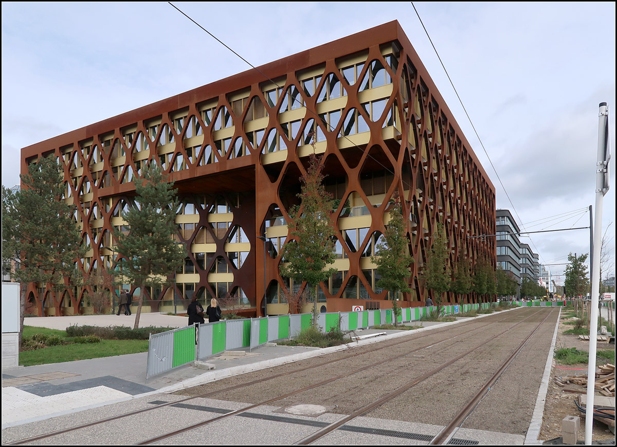 . Bald fahren hier moderne Trams -

Ab Dezember 2017 werden die modernen CAF-Trams die modernen Bauwerke des des Luxemburger Stadtteils Kirchberg passieren.

04.10.2017 (M)