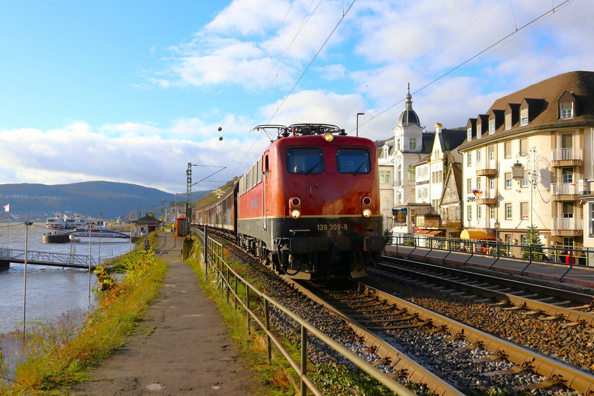  Bayernbahn 139 309-9 mit Henkelzug in Rüdesheim (Rhein) am 25.11.23