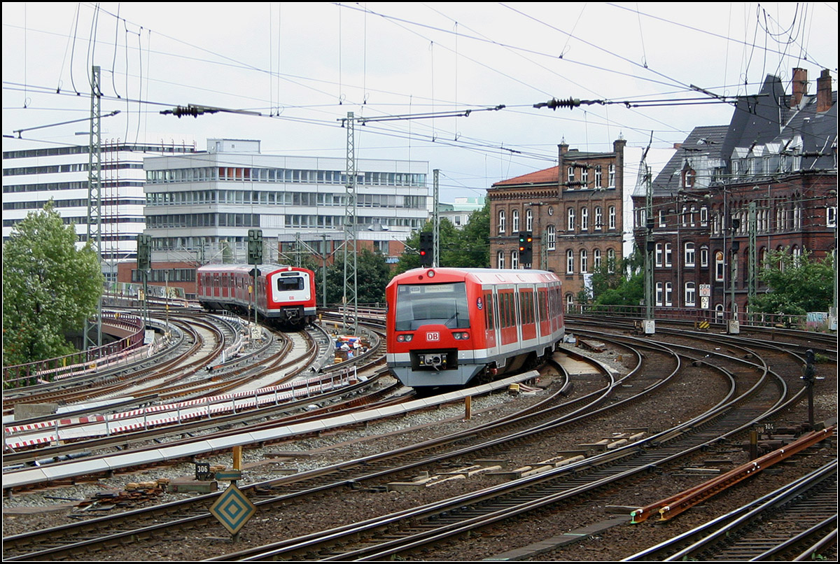 . Begegnung -

...der beiden Hamburger S-Bahnbaureihen 472 (gebaut ab 1974) und 474 (ab 1996) südlich des Hauptbahnhofes. 

10.08.2005 (M)