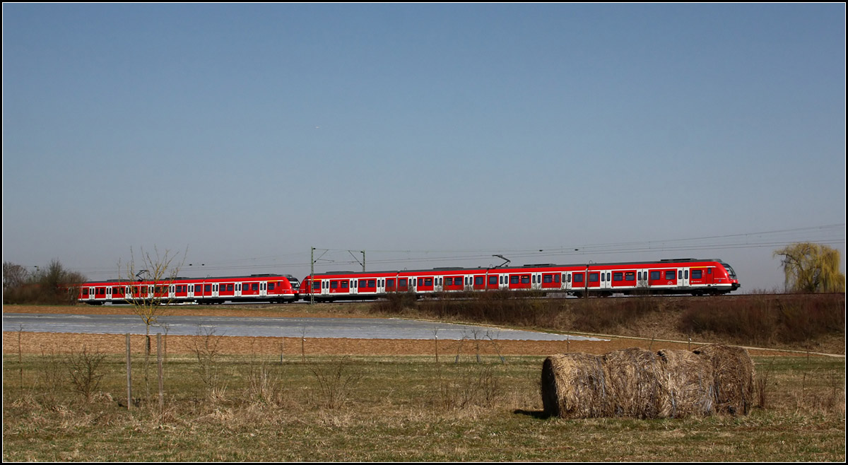 . Bei etwas reduziertem Sonnenlicht -

...fährt ein Zug der Baureihe 430 auf der S2 durchs Remstal. Hier bei Weinstadt-Endersbach.

20.03.2015 (Matthias)