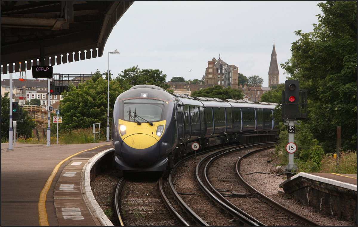 . Blaugelb -

Ein Class 395-Triebzug der South Eastern erreicht den Bahnhof Moorgate. Bis Ebbsfleet International hält der Zug an zahlreichen Stationen, während es dann auf der High Speed Line 1 (Kanaltunnel - London St. Pantras Int.) sehr zügig weitergeht bis London.

28.06.2015 (Matthias)