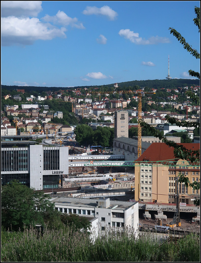 . Blick auf das offene Herz der Stadt -

Baugrube für den neuen Stuttgarter Tiefbahnhof und das Bahnhofsgebäude mit dem Turm. Unten rechts das früherer Bahndirektionsgebäude, unter dem jetzt die Tunnelbauarbeiten begonnen haben.

28.07.2017 (M) 