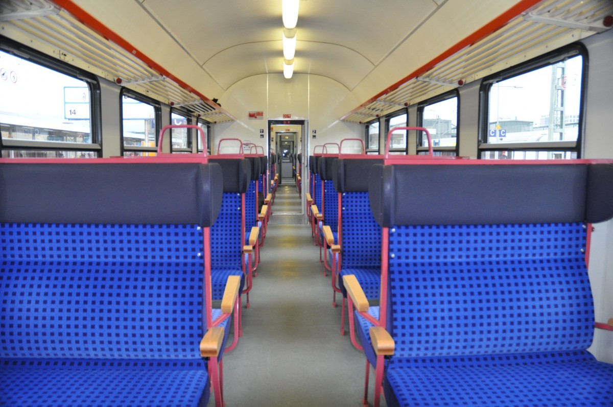  Blick in das Mittlere Sitzabteil mit Sitzbanke im Hannover / DBm-Design des ex. City-Bahn Wagen Köln Gummersbach 50 80 82-34 160 Bnrdzf 460.0. Aufnahme in Stuttgart HBF im Oktober 2014 eingereit im RE Stuttgart-Aalen.