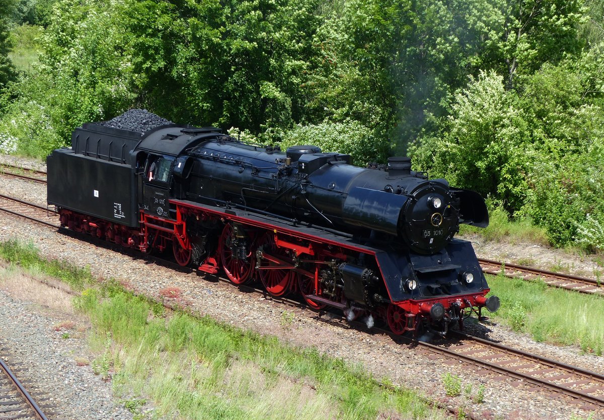 BR 03 1010 vor der Einfahrt ins Bahnbetriebswerk Gera am 8.6.2019