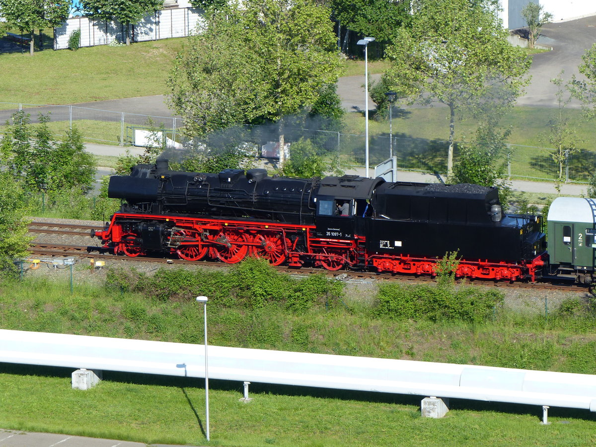  BR 35 1097-1 mit einem Traditionszug hat den Hauptbahnhof von Gera verlassen. 30.5.2019