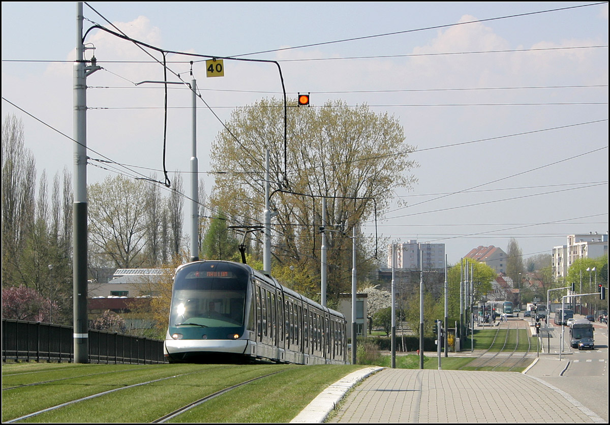 . Brückenauffahrt - 

Eine Eurotram erklimmt vom Endpunkt Illkirch-Lixenbühl kommend, die Brücke über den Canal du Rhône au Rhin. Dieser Abschnitt ist Teil der ersten Verlängerung der Straßburger Straßenbahn. Eröffnet wurde die Strecke Baggersee - Illkirch-Lixenbühl der Linie A am 04. Juli 1998. 

21.04.2006 (M)