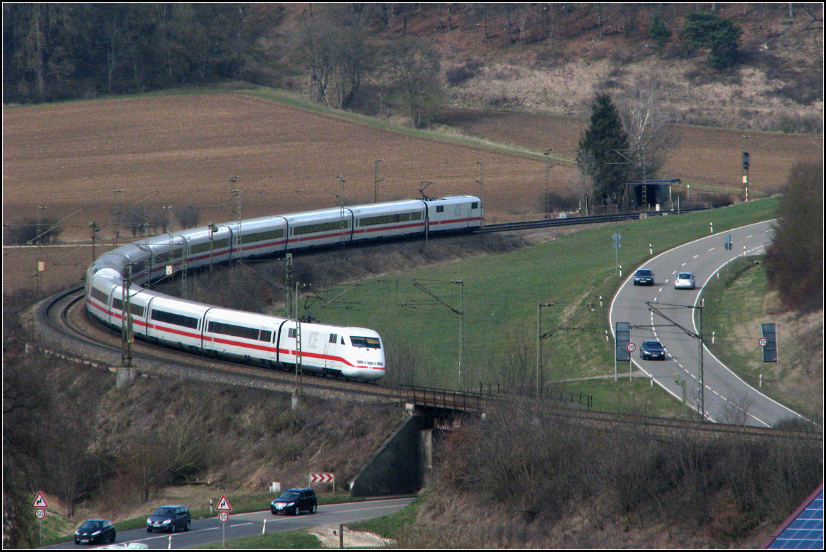 . Bumerang II -

Nachschuss auf einen InterCityExpress der 1.Generation nach der Durchfahrt von Urspring. Der Zug windet sich jetzt durch das Urflusstal in Richtung Amstetten. 

19.03.2008 (J)
