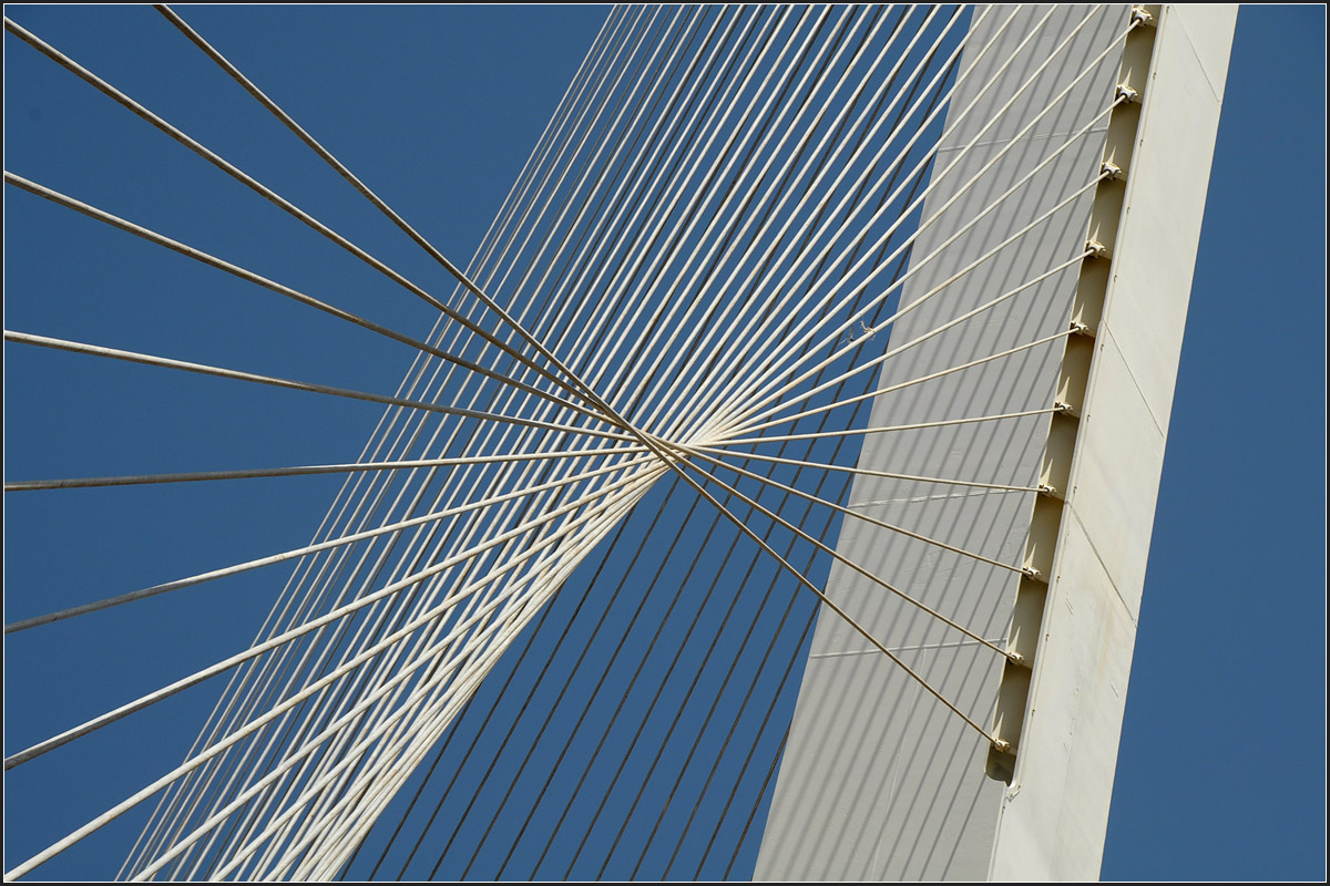 . Calatrava-Brücke -

Detailansicht der an eine Harfe erinnernde Brücke in Jerusalem.

20.03.2014 (J)
