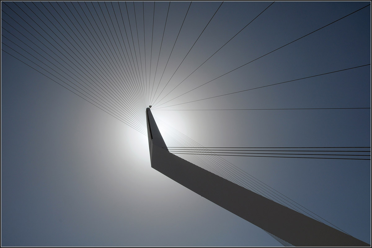 . Calatrava-Brücke in Jerusalem -

Pylon vor der Sonne,

20.03.2014 (J)