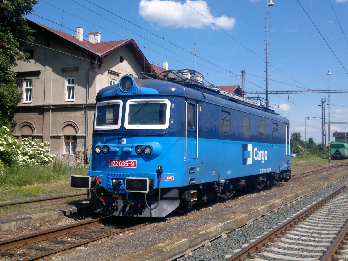  CD Cargo 122 O35-9 im Bahnhof Březno u Chomutova am 1. 6. 2014.