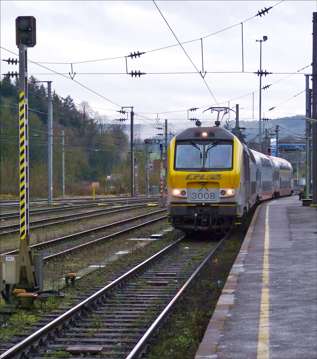 . CFL 3008 fhrt mit kurzem Wendezug in den Bahnhof von Ettelbrck ein, nach kurzem Halt setzt sie ihre Reise zum nchsten Bahnhof, der Endhaltestelle Diekirch fort.  22.12.2017  (Hans)
