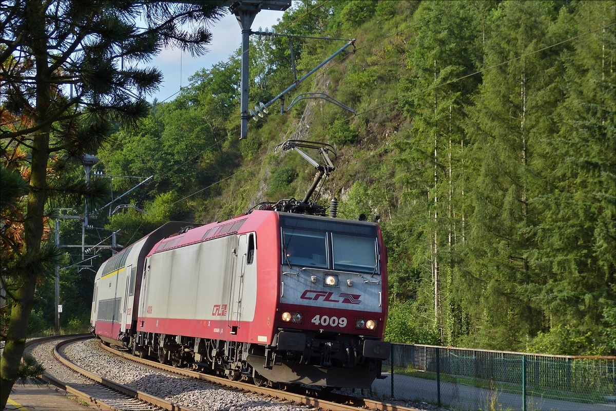 . CFL 4009 nhert sich aus Richtung Wilwerwiltz dem Bahnhof von Kautenbach.  28.08.2017   (Hans)