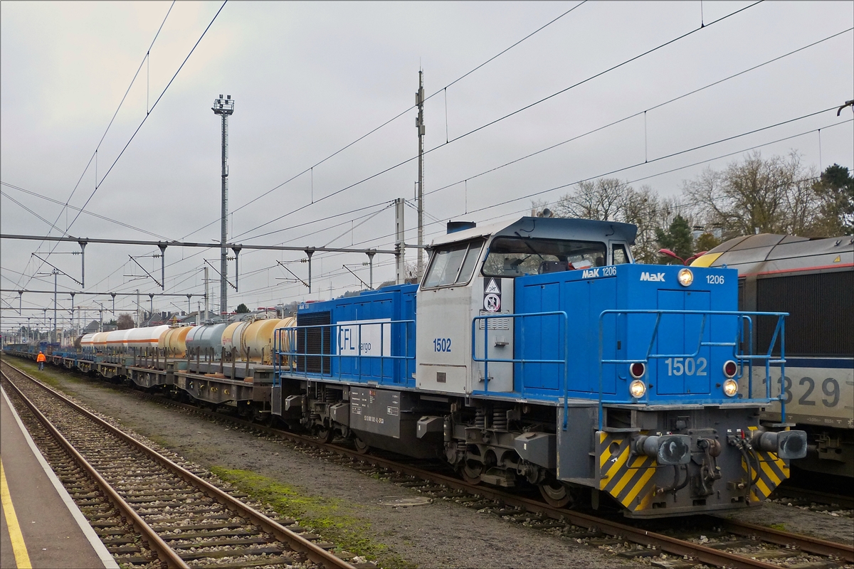 . CFL Cargo 1502 wartet im Bahnhofsbereich von Rodange  mit einem beladenen Flachwagenzug auf frei Fahrt um den Zug an den Bestimmungsort zu ziehen.  08.01.2018  (Hans)