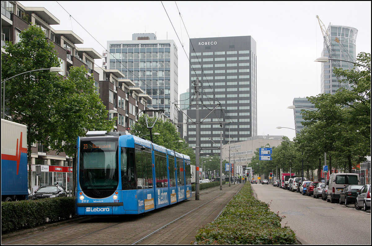 . Citadis-Tram in Rotterdam -

Die Straßenbahn vom Typ Citadis 302 in Rotterdam sind 2,4 Meter breite, fünfteilige Einrichtungswagen. Die erste Generation ist seit August 2003 im Einsatz. Davon wurden 60 Fahrzeuge beschafft. Später wurde weitere 53 einer zweiten Bauserie beschafft. Im Bild ein Wagen der zweiten Serie in der Schiedamsedijk am Leuvehaven.

21.06.2016 (M)

 