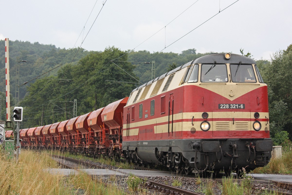   CRS 228 321 am 14.8.13 mit einem Schotterzug und Locon 212 am Schluss in Essen-Kettwig auf dem Weg zur Baustelle in Essen-Werden.