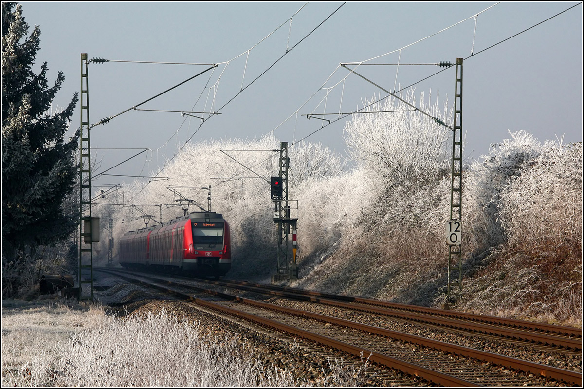 . Da fährt sie dahin, zwischen dem Raureif -

Die S-Bahn auf der Linie S2 bei Weinstadt-Endersbach.

01.01.2017 (M)