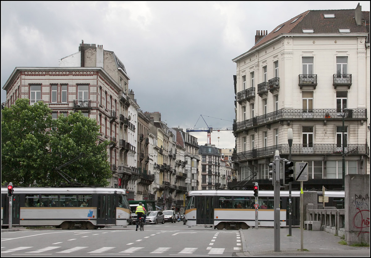 . Da fahren zwei aufeinander zu -

... aber nicht auf dem selben Gleis. Begegnung zwei Straßenbahnen nahe der Haltestelle Porte de Flandre am Kanal Brüssel-Charleroi.

Brüssel, 23.06.2016 (M)