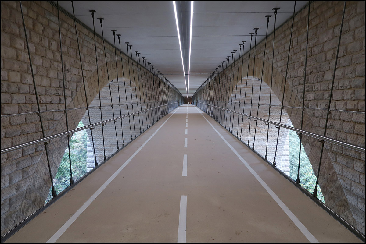 . Damit oben die Tram Platz hat -

...wurde unterhalb der Fahrbahn der Luxemburger Adolphe-Brücke eine Radweg- und Fußgänger-Hängesteg zwischen die Brückenhälften eingebaut.

In Stuttgart entsteht ähnliches. Dort wird unter der Fahrbahn der neuen Eisenbahnbrücke über den Neckar ebenfalls ein Rad- und Fußgängersteg untergehängt.

04.10.2017 (M)