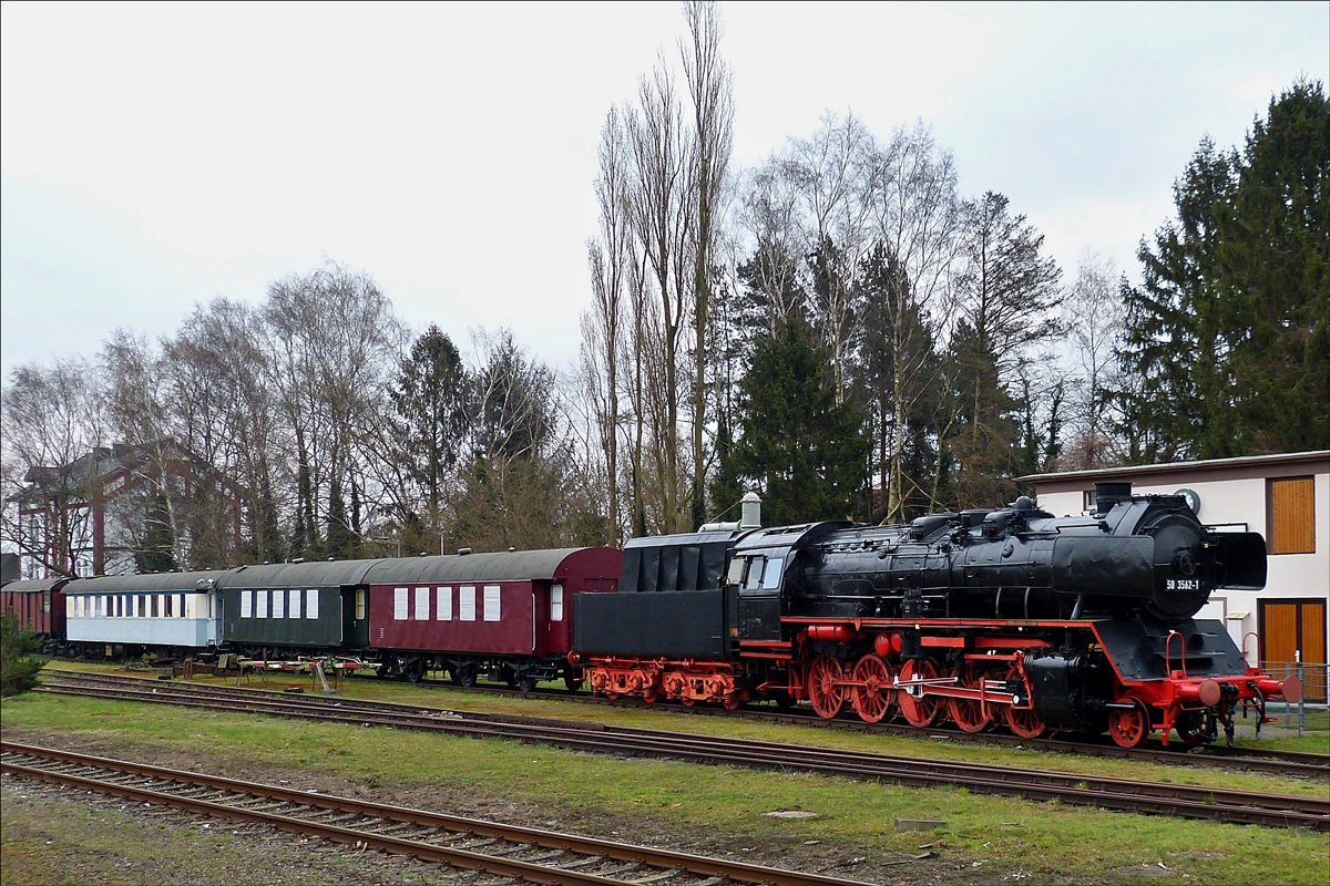 . Dampflok 50 3562-1 steht mit ihrem Zug im Bahnhofsvorfeld von Kirchweyhe abgestellt.   11.04.2018  (Hans)