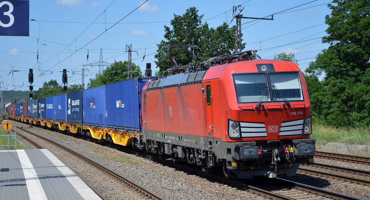  DB Cargo AG [D] mit  193 376  [NVR-Nummer: 91 80 6193 376-1 D-DB] und Containerzug am 15.06.20 Bf. Saarmund.