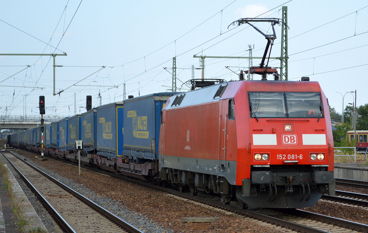  DB Cargo Deutschland AG mit  152 081-6  [NVR-Number: 91 80 6152 081-6 D-DB] und KLV-ZUg (LKW WALTER Trailer) am 06.09.18 Bf. Flughafen Berlin-Schönefeld.