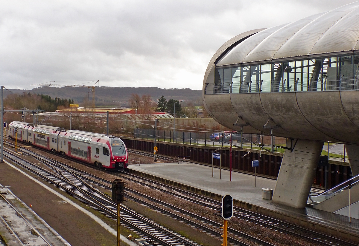 . Der CFL Stadler KISS Z 2312 fhrt am 30.12.2017 als RE 6961 Luxembourg - Rodange in den futuristisch anmutenden Bahnhof Belval-Universit ein. (Jeanny)