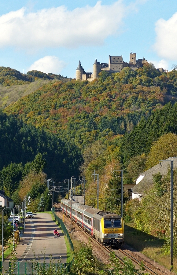 . Der Herbst hat Einzug gehalten in Michelau und auch die junge Mutter samt ihren Zwillingen schauen dem langen IR 115 Liers - Luxembourg zu, als er am 14.10.2014 das idyllische Sauertal durchfhrt. (Jeanny)