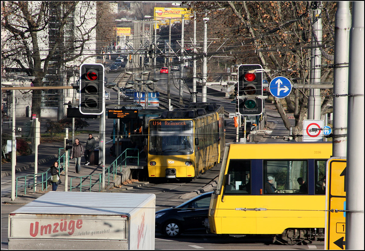 . Der Stuttgarter Stadtverkehr -

Eine Bahn der Linie U14 im Baumdesign steht an der Haltestelle Rosensteinbrücke während senkrecht dazu ein Zug auf der U13 die Kreuzung quert.

10.12.2016 (M)