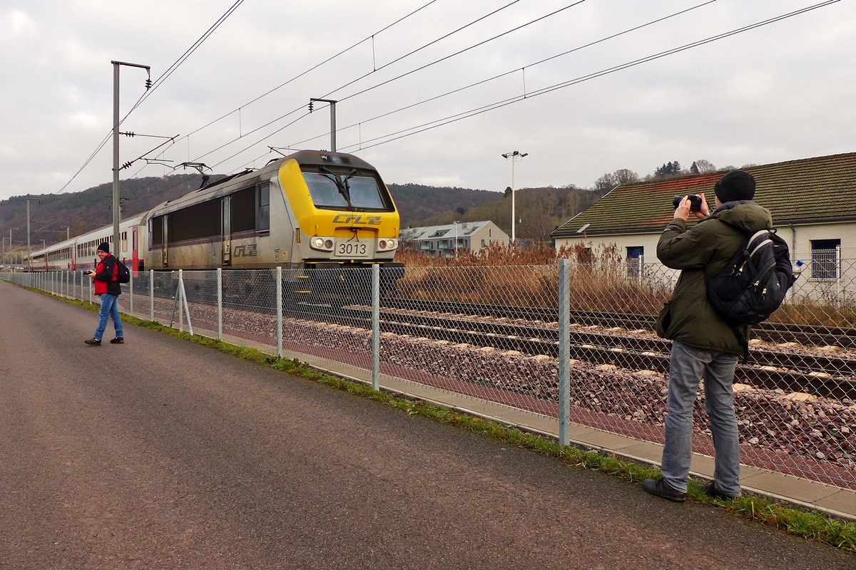 . Der Zaun - Seit Kurzem gibt es aus Sicherheitsgrnden ein Zaun entlang der Nordstrecke zwischen Lintgen und Mersch. Fr die groen Menschen aus unserer kleinen Gruppe kein Problem, die knnen den IC 110 Liers – Luxembourg, gezogen von der 3013, problemlos ber den Zaun hinweg ablichten. So gesehen in Lintgen am 27.12.2016. (Jeanny)  